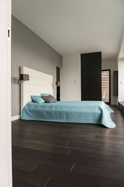 Slaapkamer met houten vloer - Foto, afbeelding