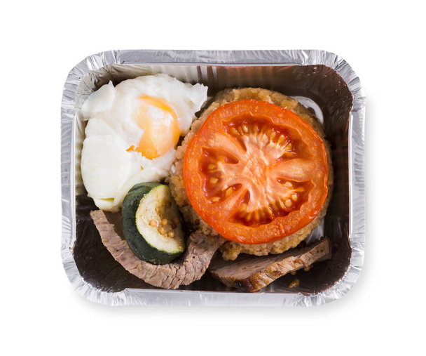 Здорова їжа в коробках, концепція дієти. Телятина на пару з овочами та яйцем
 - Фото, зображення