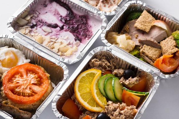 Alimentos saudáveis levam em caixas de papel alumínio
 - Foto, Imagem
