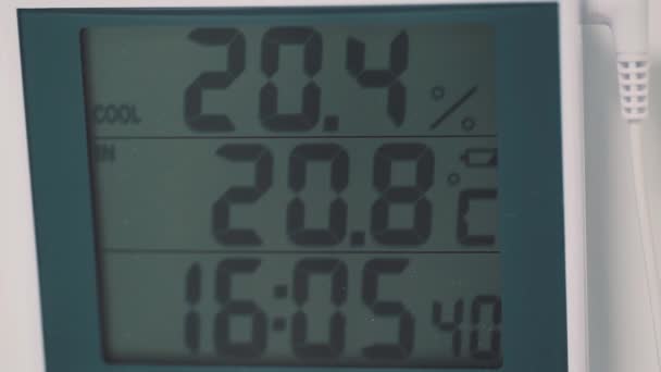 digitales monochromes Display mit Zahlen, die Temperatur und Uhrzeit anzeigen - Filmmaterial, Video