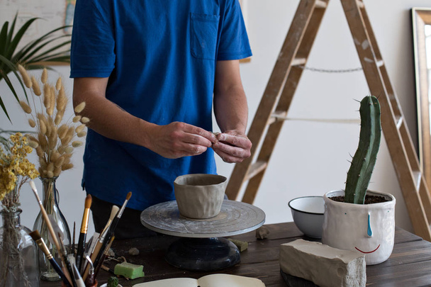 Artisan craftsman working with clay pot - Zdjęcie, obraz