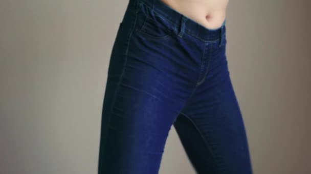 Mladá žena má na sobě modré džíny - Záběry, video