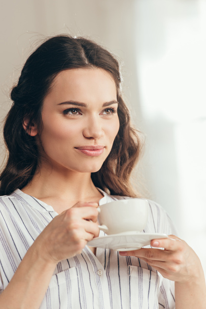 Jovem caucasiano mulher bebendo café
 - Foto, Imagem