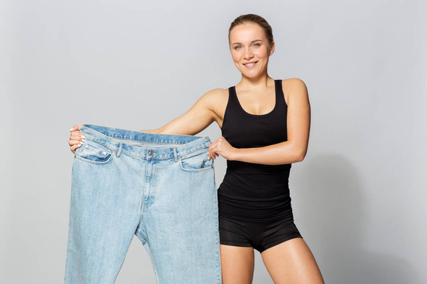 junge schlanke, sportliche Frau mit Oversize-Hosen - Foto, Bild