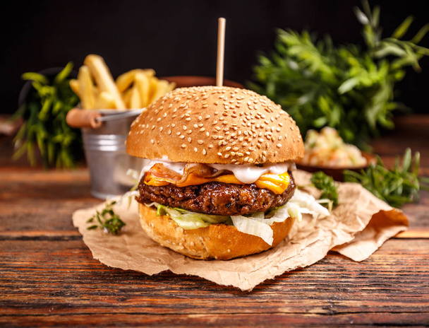 Cheese burger with grilled patty - Φωτογραφία, εικόνα