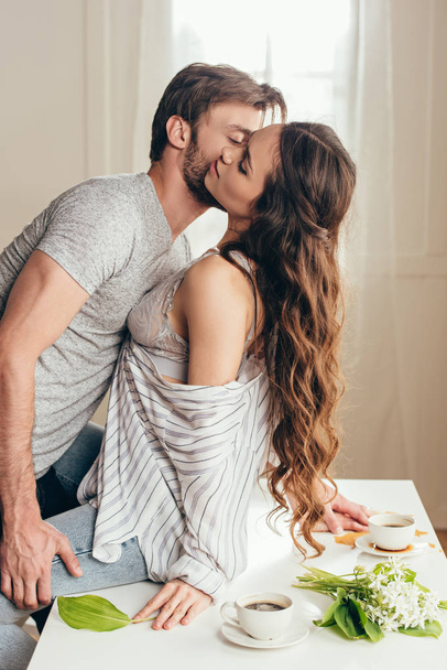 hombre besar apasionado chica en juego previo
 - Foto, imagen