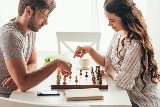 A fiatal pár játék sakk otthon - Fotó, kép