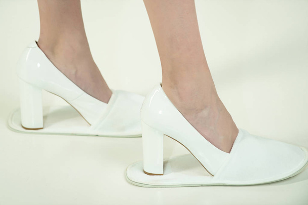piernas femeninas de niña en cuero zapatos de moda y zapatillas
 - Foto, Imagen