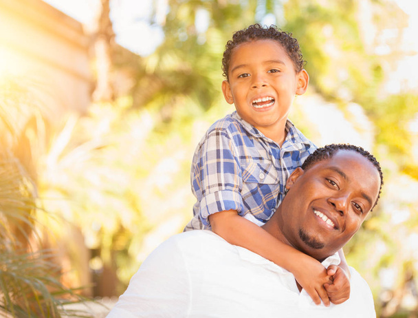 Mixte race fils et afro-américain père jouer à l'extérieur ensemble
. - Photo, image