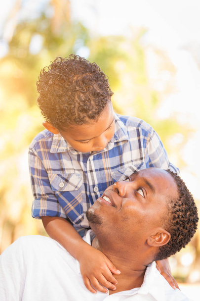 Smíšené rasy syn a African American otec hrát venku. - Fotografie, Obrázek