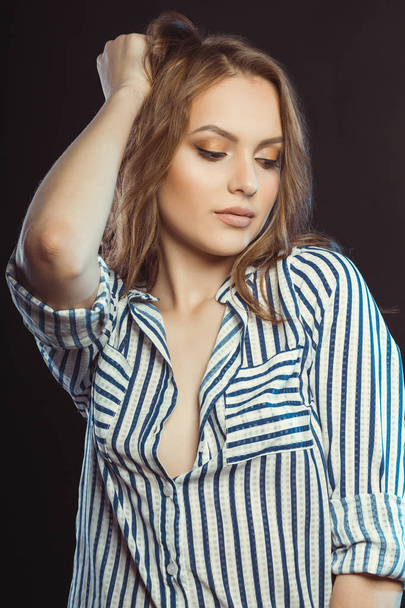 glamouröse brünette Frau posiert im gestreiften Hemd im Studio - Foto, Bild