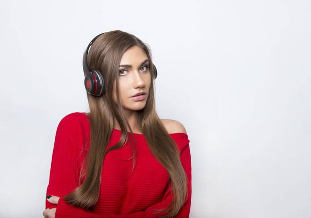beautiful young woman with headphones - Fotoğraf, Görsel