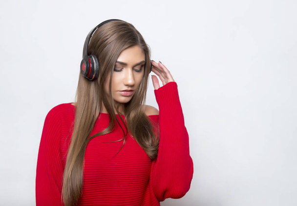 beautiful young woman with headphones - Zdjęcie, obraz
