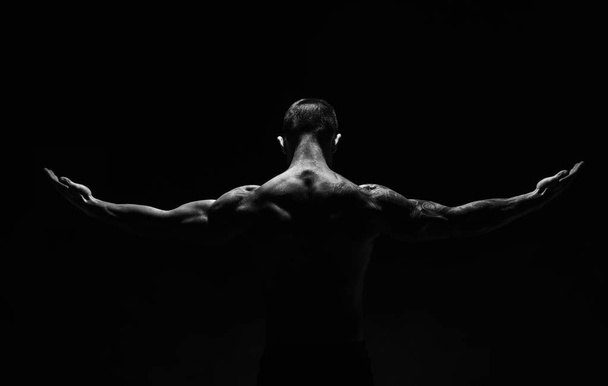 Onherkenbaar man toont sterke nek spieren closeup - Foto, afbeelding