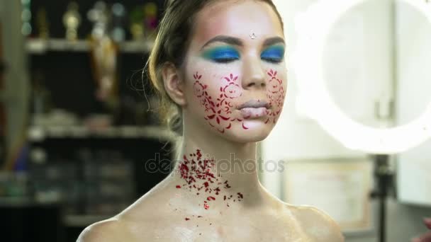 Makeup artist covering womans body with the sparkles,body art - Footage, Video