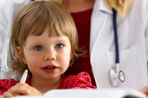 Маленький ребенок на приеме у педиатра
 - Фото, изображение