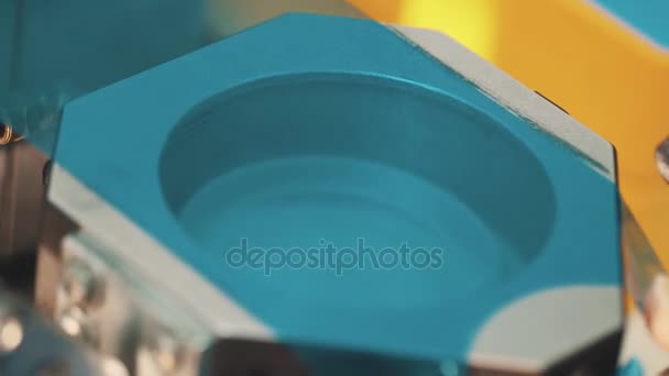 Hombre manos sella la lente en película azul utilizando la máquina de trazado en la fabricación
 - Metraje, vídeo