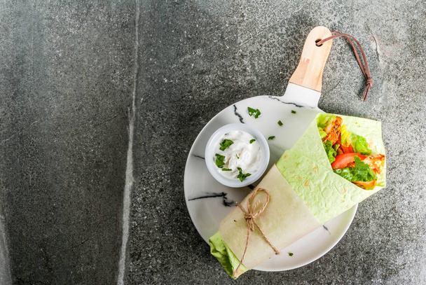 Wrap Sandwich mit grünen Tortillas - Foto, Bild