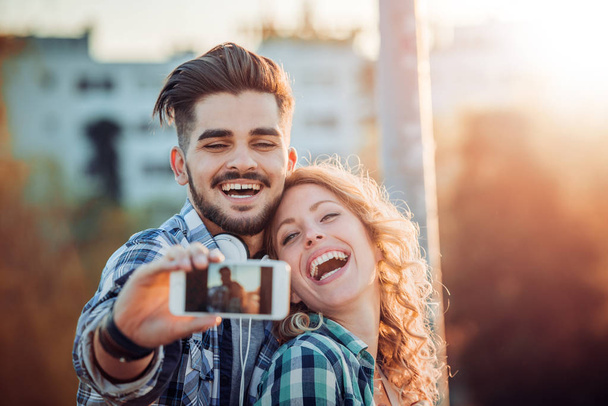 feliz jovem casal tomando selfie
 - Foto, Imagem