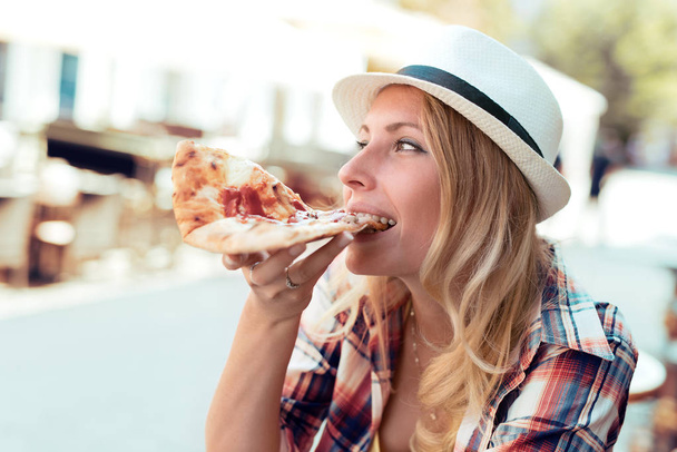 kadın zevk dilim pizza - Fotoğraf, Görsel