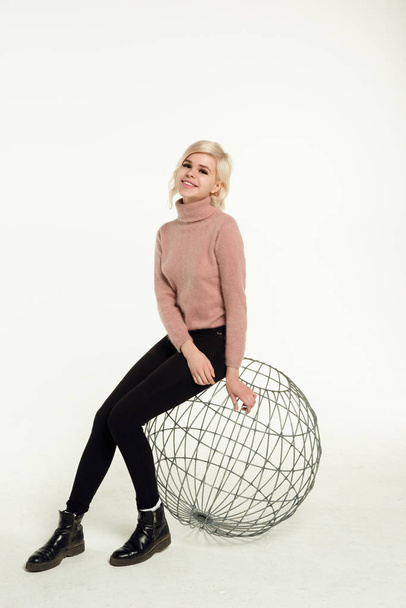 Kaunis blondi poseeraa lähellä palloa verkosta
 - Valokuva, kuva