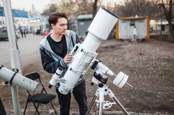 2017. április 29., Ufa, Oroszország: az emberek jönnek a csillagok és a Hold, a szakmai távcsővel szerelt, a helyi amatőr csillagászok - Fotó, kép