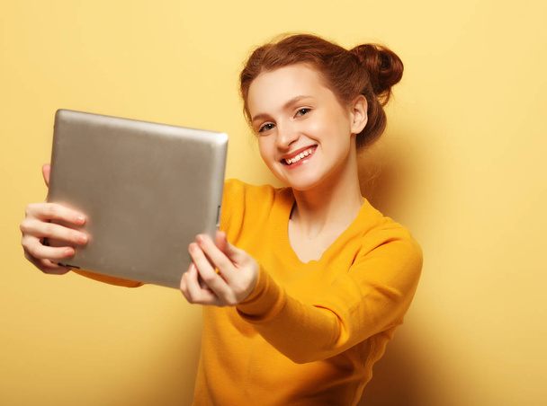 lifestyle, tehnology and people concept: Happy girl  taking self - Foto, Imagem