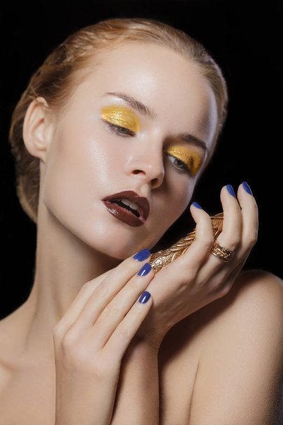 Beautiful girl with bright make up. Blonde with jewerly. - Foto, Imagem