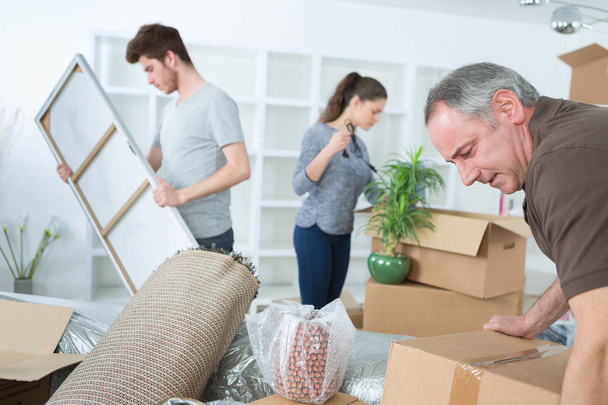 helping the father pack - 写真・画像