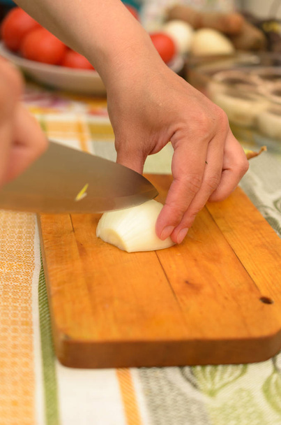 Het proces van het bereiden van heerlijke gerechten in details gebruikend een mes en speciaal gereedschap. - Foto, afbeelding