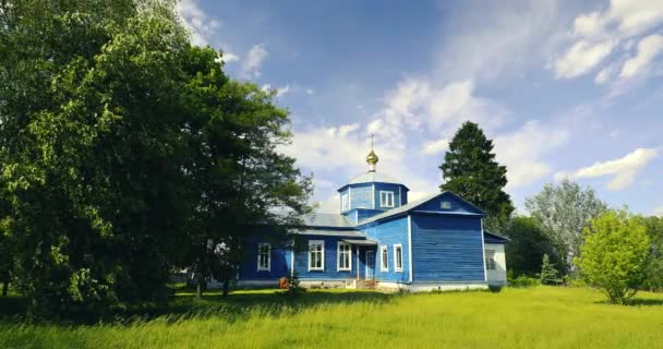 Golovintsy, Gomel körzet, Gomel régió, Fehéroroszország. Régi fából készült ortodox templom védelme a Szent Szűz, közbenjárási templom Napsütéses nyári napon - Felvétel, videó