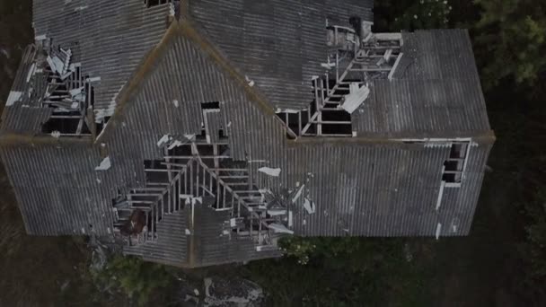 古い廃屋の屋根を台無しに。航空写真ビュー - 映像、動画