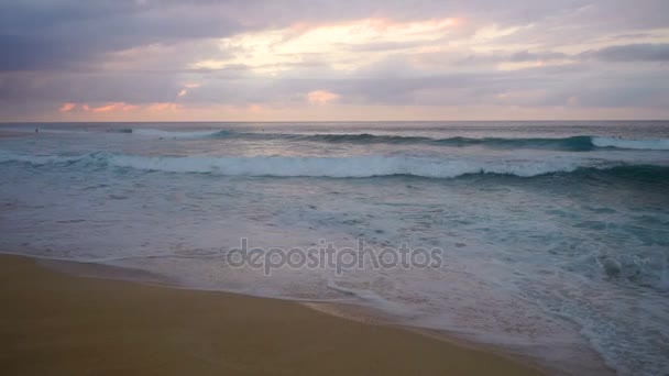 North shore oahu hawaii pazifischer Ozean Brandung Sonnenuntergang - Filmmaterial, Video