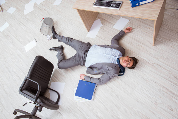 Empresario muerto en el piso de la oficina
 - Foto, imagen