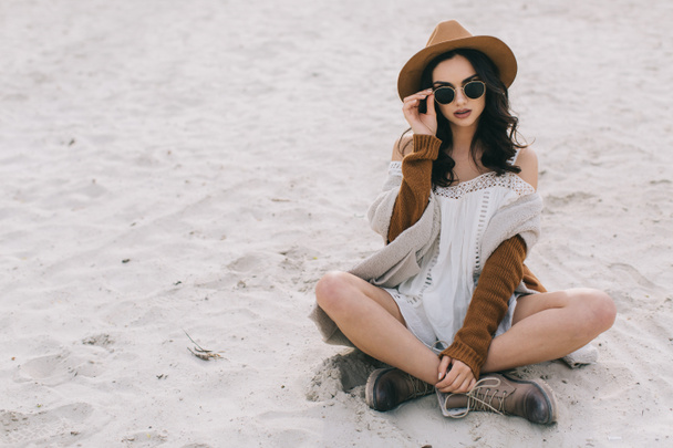 Hermosa modelo en la playa de verano
 - Foto, imagen