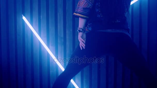 Mujer sacudiendo traseros en el club nocturno. Mujer bailando sobre fondo de luz disko
 - Metraje, vídeo