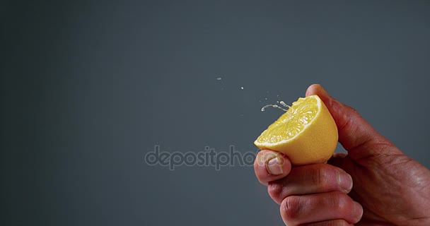 Hand of Man Squeezing Lemon - Кадры, видео