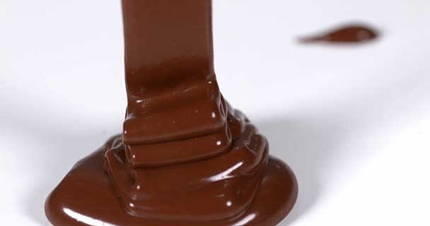 Chocolate fluyendo en blanco
 - Metraje, vídeo