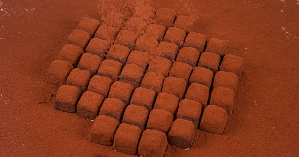 Chocolate en polvo cayendo sobre trufas de chocolate
 - Imágenes, Vídeo