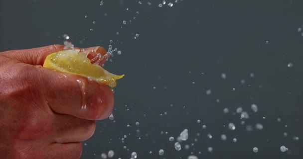 Hand of Man Squeezing Lemon - Кадры, видео