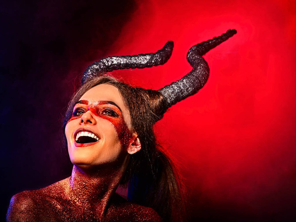 Mad satan femme cri agressif en enfer. Créature sorcière réincarnation
. - Photo, image