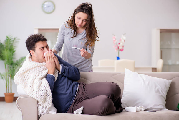Moglie prendersi cura di marito malato a casa - Foto, immagini