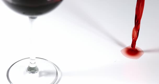 Κόκκινο κρασί, που χύνεται κοντά σε ένα ποτήρι - Πλάνα, βίντεο