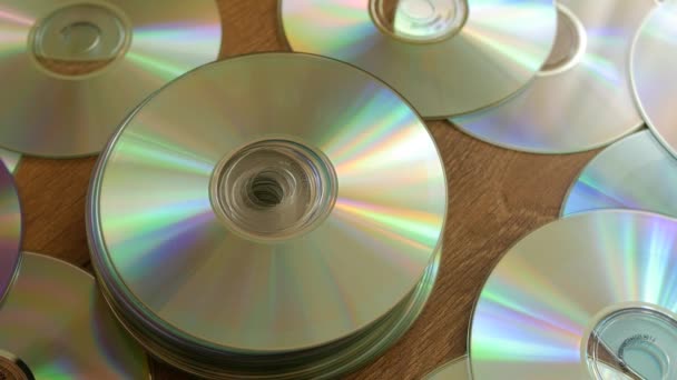 Optische Discs, die auf Stapel von DVDs oder CDs fallen. - Filmmaterial, Video