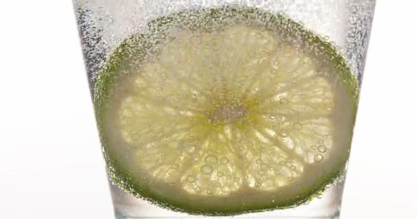Slice of Green Citrus in a Glass - Filmagem, Vídeo