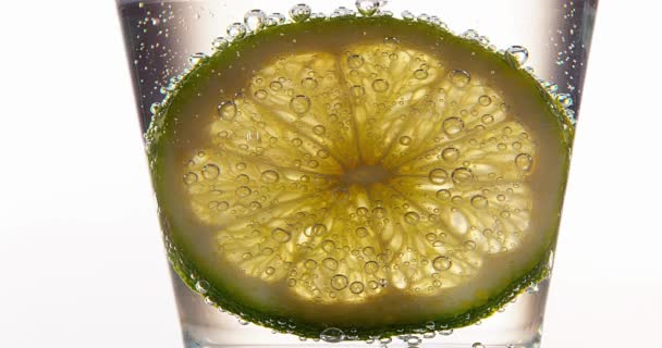 Slice of Green Citrus in a Glass - Filmagem, Vídeo