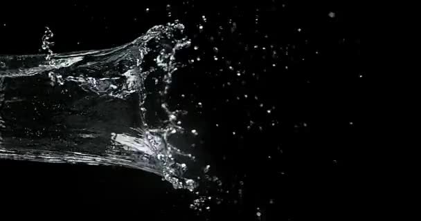 Water spurting uit tegen zwarte achtergrond, Slowmotion 4k - Video