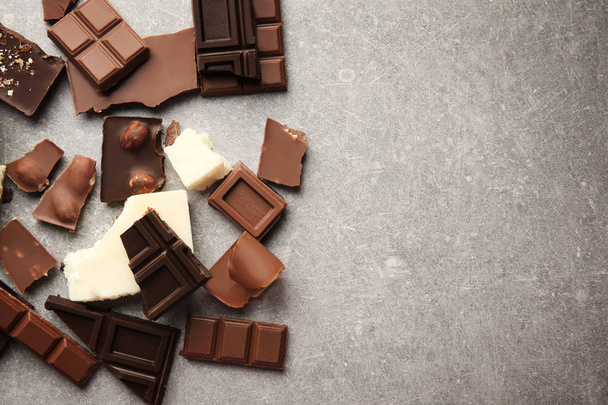 Broken chocolate pieces  - Foto, Imagem