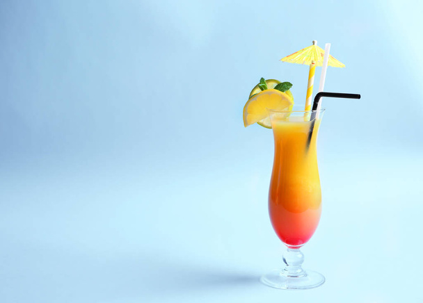  Tequila Sunrise cocktail  - Фото, зображення