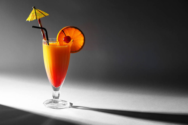 Tequila Sunrise cocktail - 写真・画像